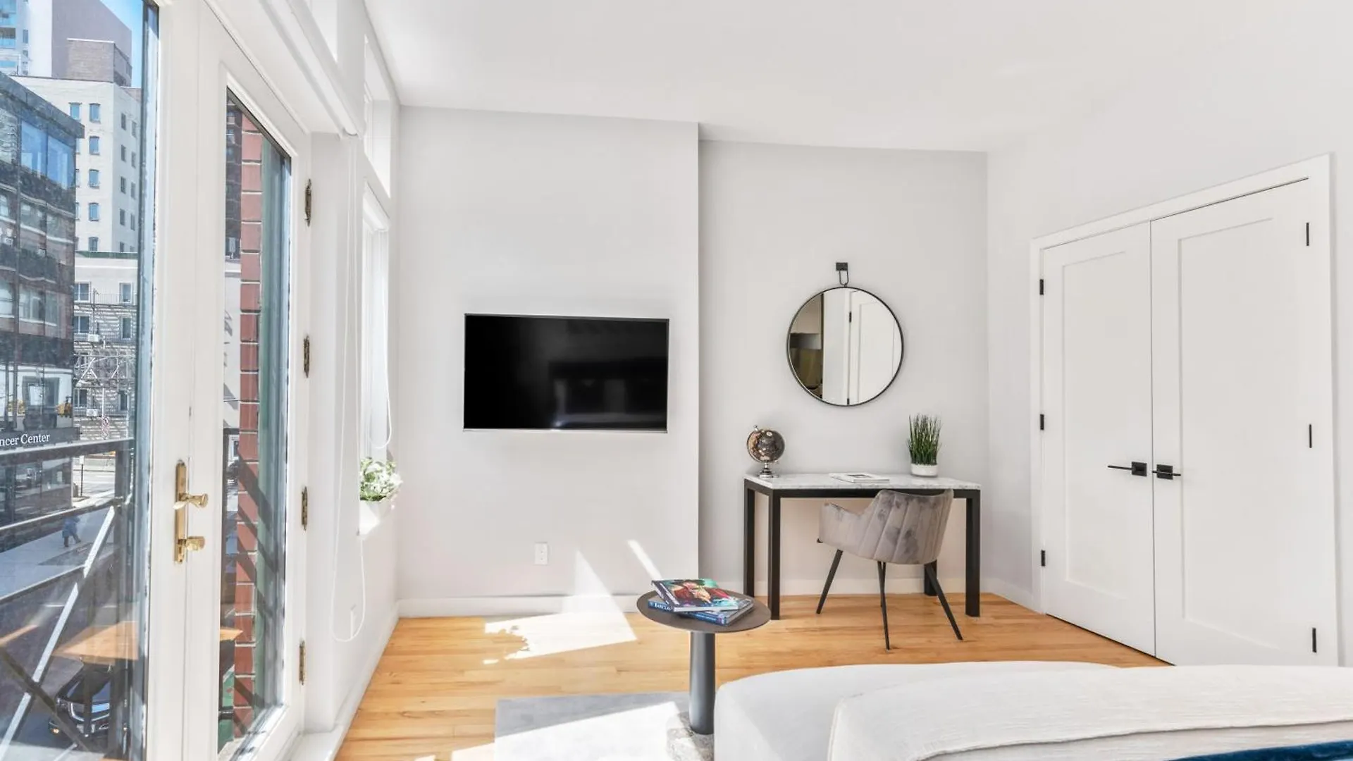 Studio W Charming Juliet Balcony In Upper East New York Apartment